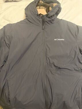 Columbia Men's Hooded Windbreaker/Puffer Jacket in Navy Blue